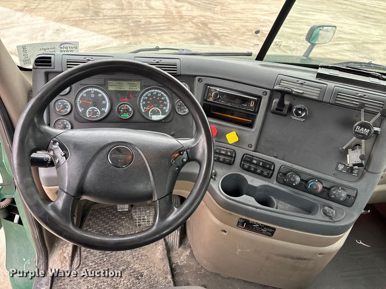 image for item FG1040 2017 Freightliner Cascadia 125 semi truck