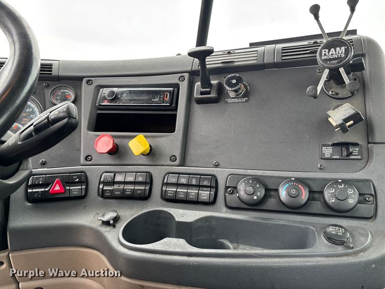 image for item FG1040 2017 Freightliner Cascadia 125 semi truck