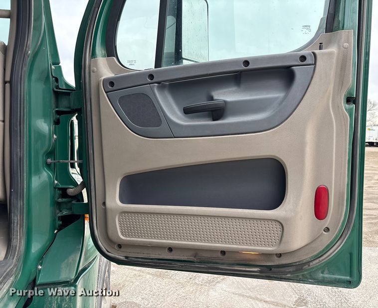 image for item FG1040 2017 Freightliner Cascadia 125 semi truck