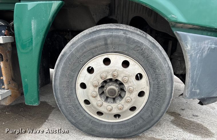 image for item FG1040 2017 Freightliner Cascadia 125 semi truck