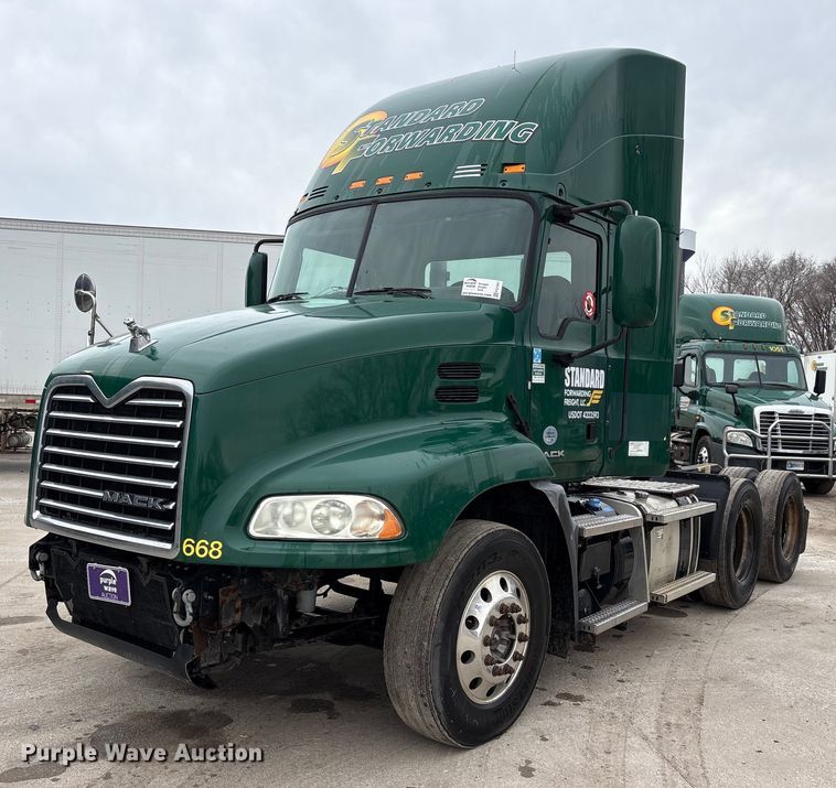image for item FG1041 2016 Mack CXU613 semi truck
