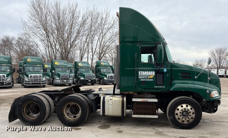 image for item FG1041 2016 Mack CXU613 semi truck