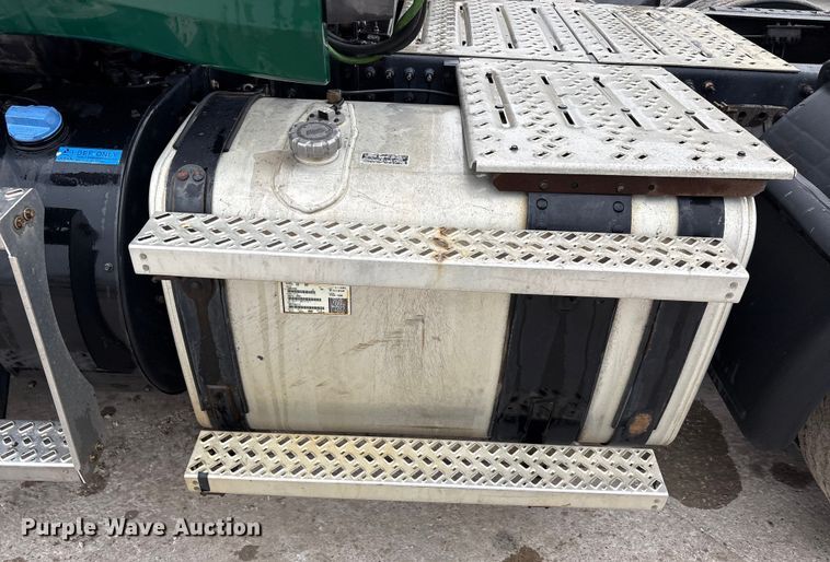 image for item FG1041 2016 Mack CXU613 semi truck