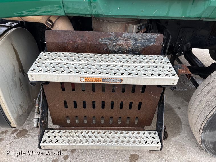 image for item FG1041 2016 Mack CXU613 semi truck