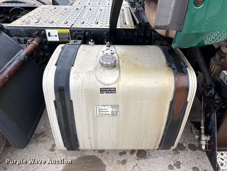 image for item FG1041 2016 Mack CXU613 semi truck