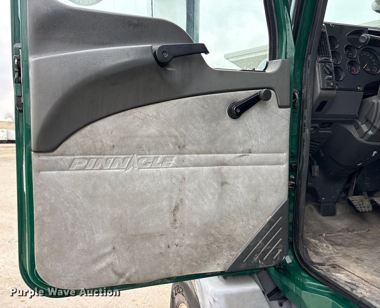 image for item FG1041 2016 Mack CXU613 semi truck