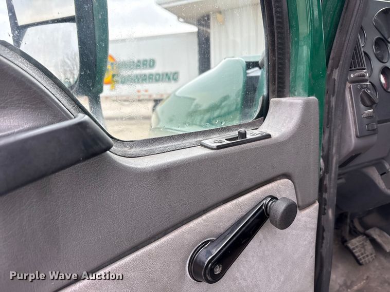 image for item FG1041 2016 Mack CXU613 semi truck