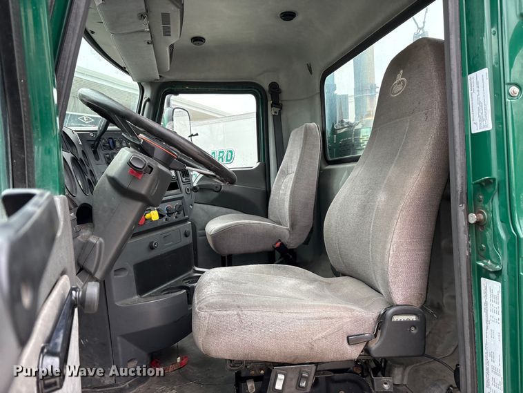 image for item FG1041 2016 Mack CXU613 semi truck