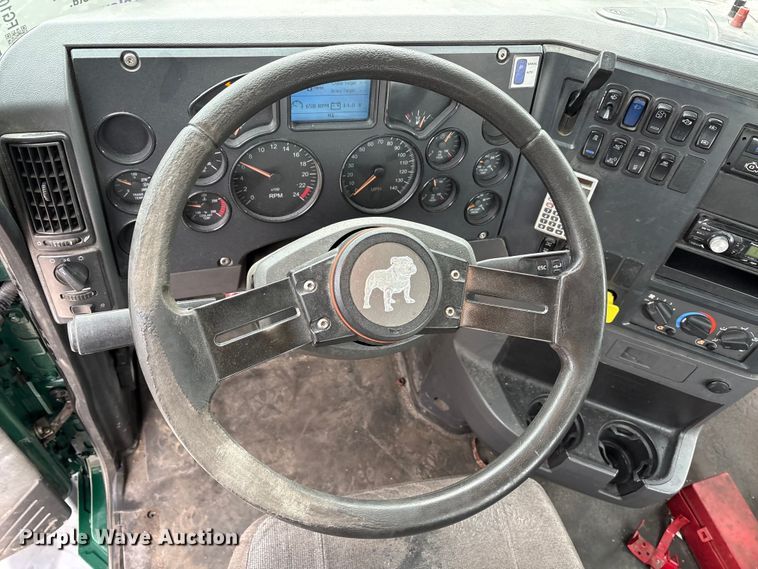 image for item FG1041 2016 Mack CXU613 semi truck