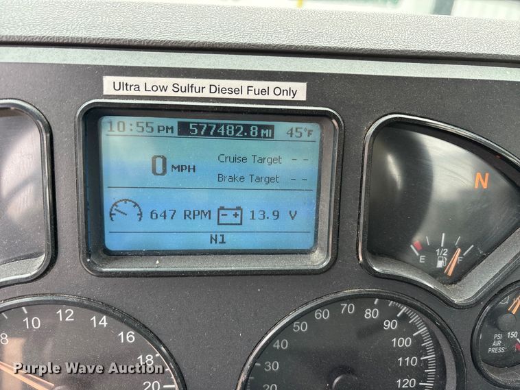 image for item FG1041 2016 Mack CXU613 semi truck