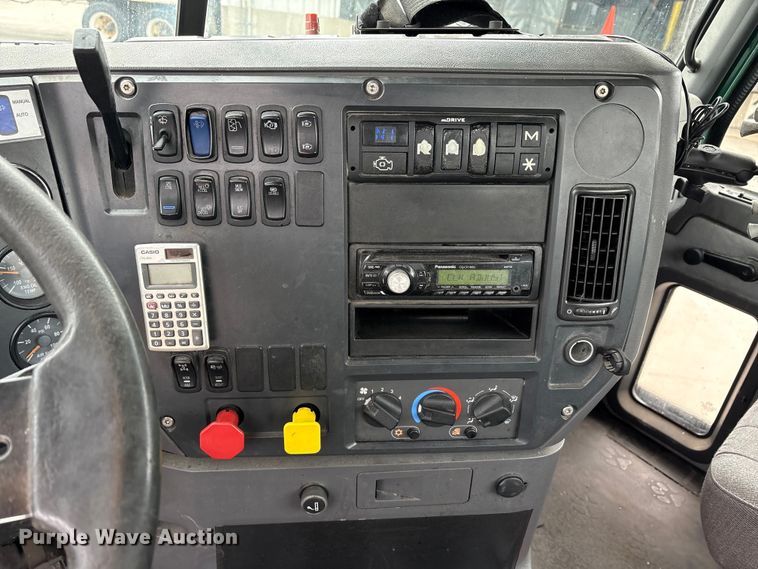 image for item FG1041 2016 Mack CXU613 semi truck