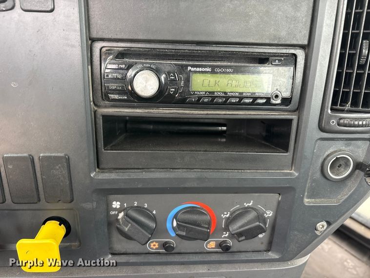 image for item FG1041 2016 Mack CXU613 semi truck