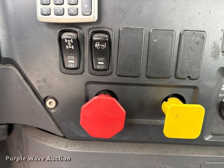 image for item FG1041 2016 Mack CXU613 semi truck