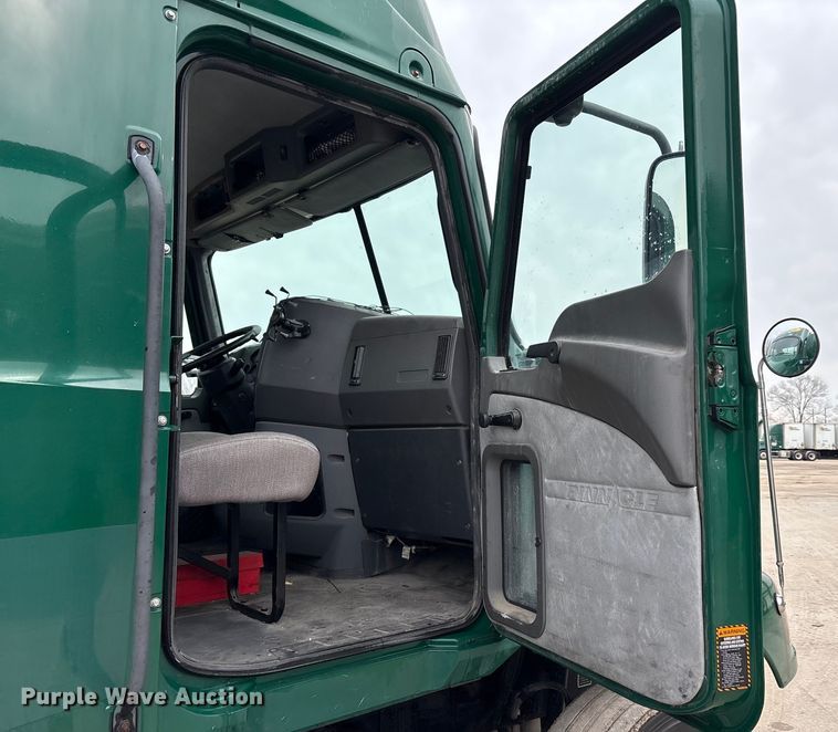 image for item FG1041 2016 Mack CXU613 semi truck