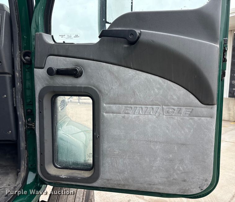 image for item FG1041 2016 Mack CXU613 semi truck