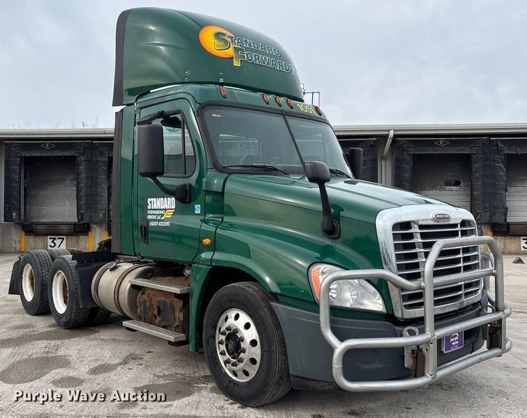 image for item FG1042 2017 Freightliner Cascadia 125 semi truck