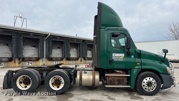 image for item FG1042 2017 Freightliner Cascadia 125 semi truck