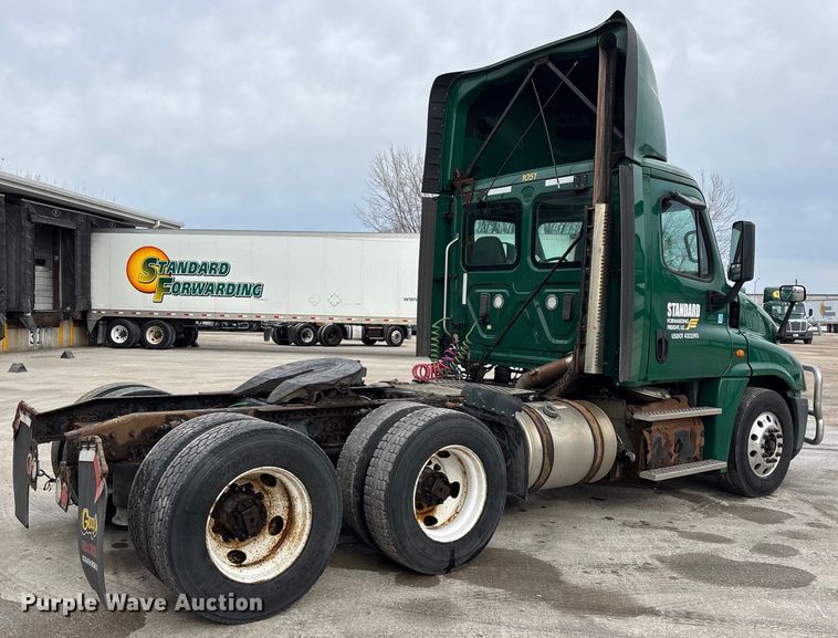 image for item FG1042 2017 Freightliner Cascadia 125 semi truck