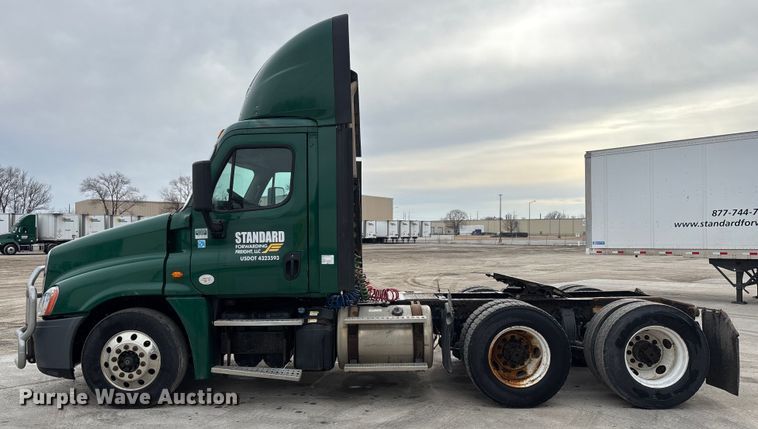 image for item FG1042 2017 Freightliner Cascadia 125 semi truck