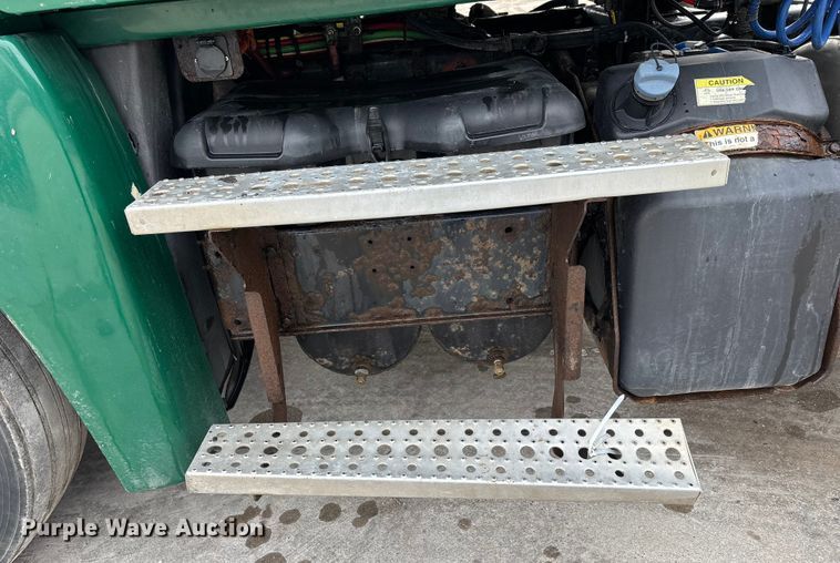 image for item FG1042 2017 Freightliner Cascadia 125 semi truck