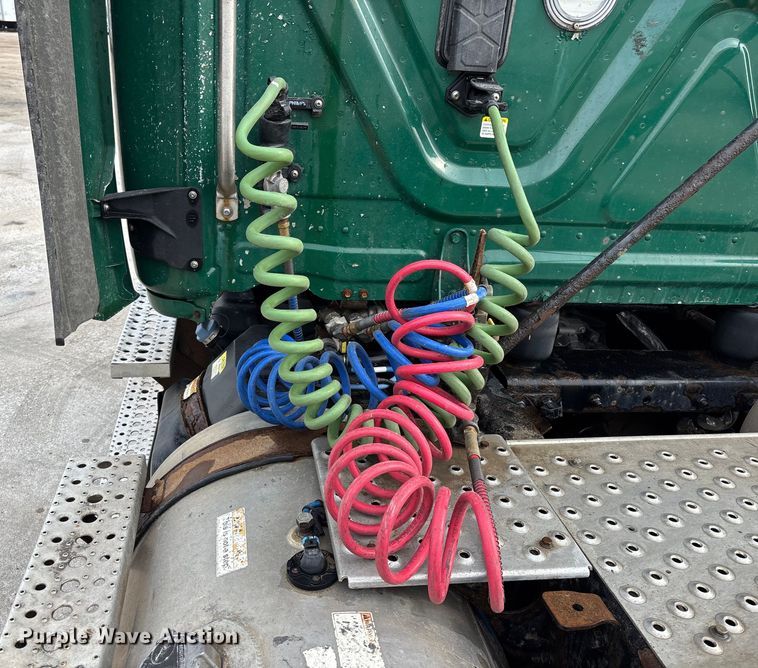 image for item FG1042 2017 Freightliner Cascadia 125 semi truck