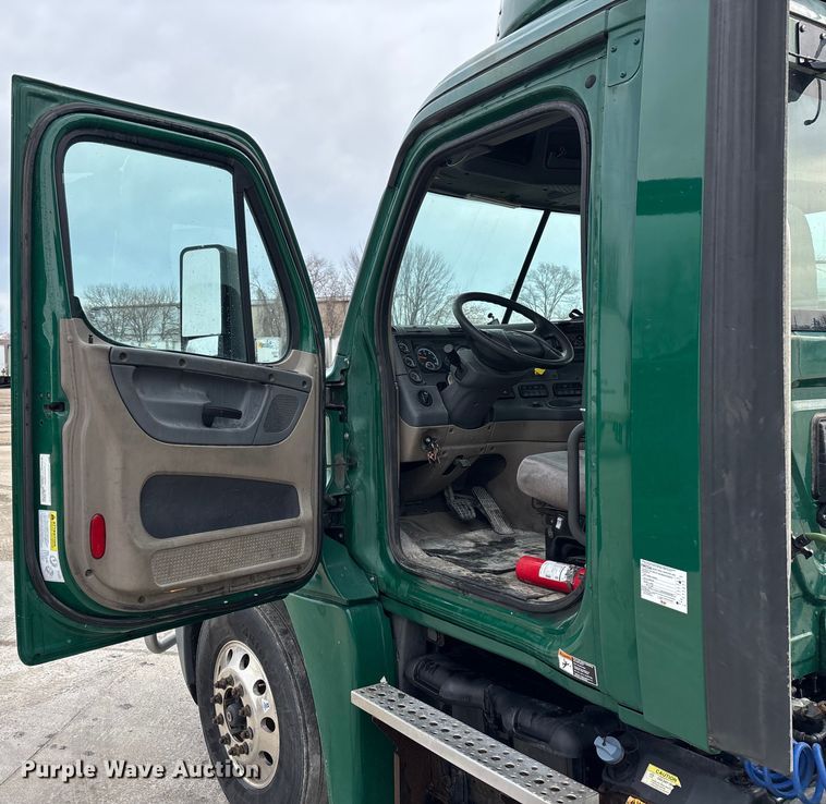 image for item FG1042 2017 Freightliner Cascadia 125 semi truck