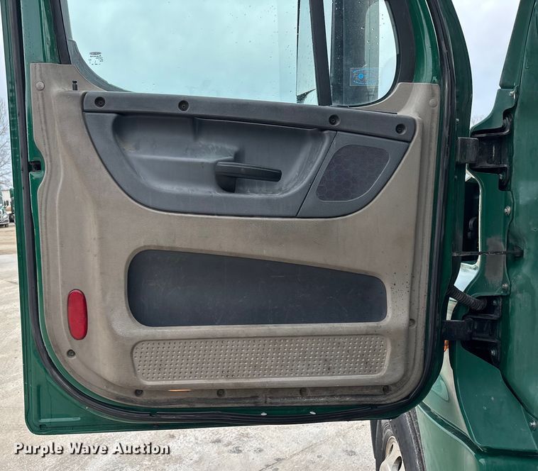 image for item FG1042 2017 Freightliner Cascadia 125 semi truck