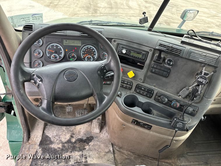 image for item FG1042 2017 Freightliner Cascadia 125 semi truck