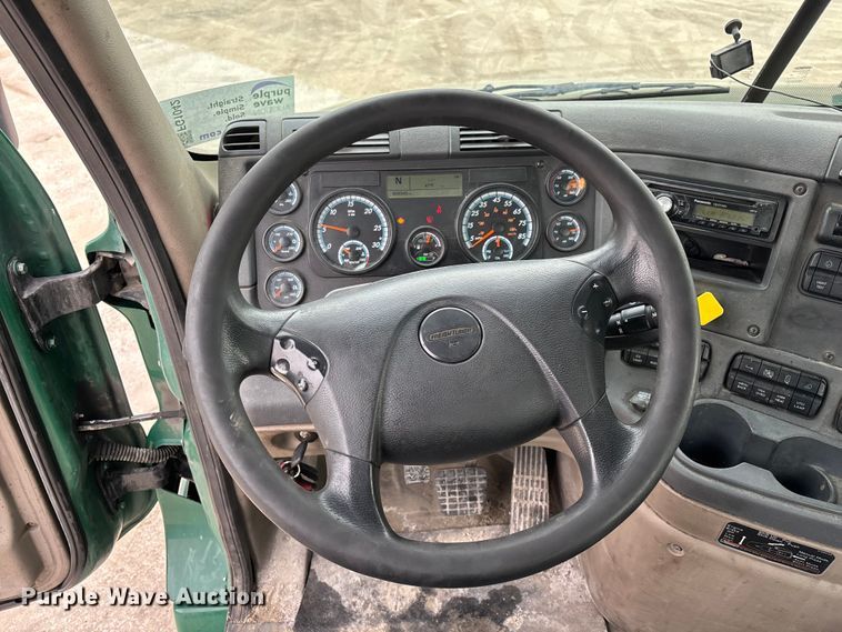 image for item FG1042 2017 Freightliner Cascadia 125 semi truck