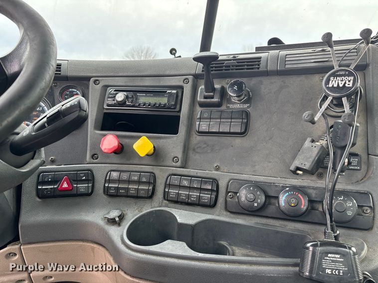 image for item FG1042 2017 Freightliner Cascadia 125 semi truck