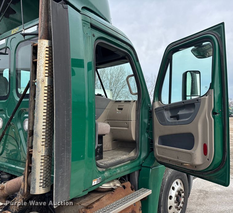 image for item FG1042 2017 Freightliner Cascadia 125 semi truck