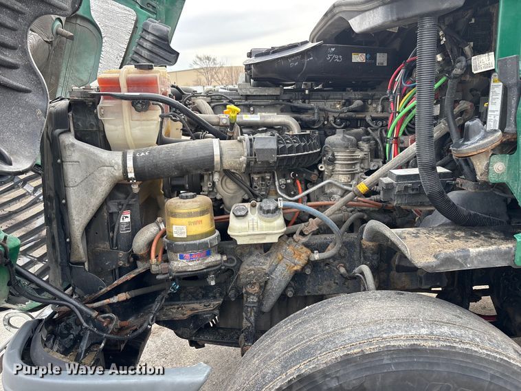 image for item FG1042 2017 Freightliner Cascadia 125 semi truck