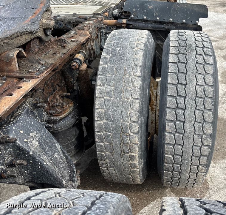 image for item FG1042 2017 Freightliner Cascadia 125 semi truck