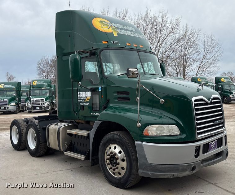 image for item FG1043 2013 Mack CXU613 semi truck