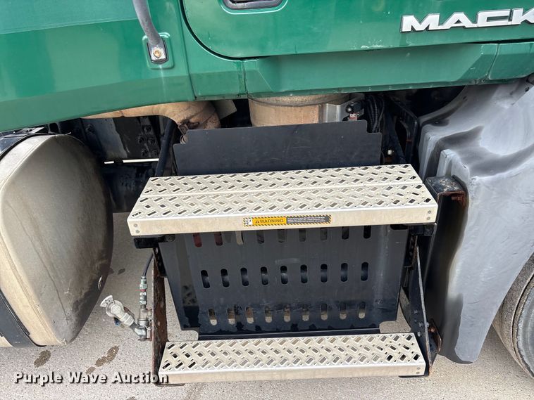 image for item FG1043 2013 Mack CXU613 semi truck