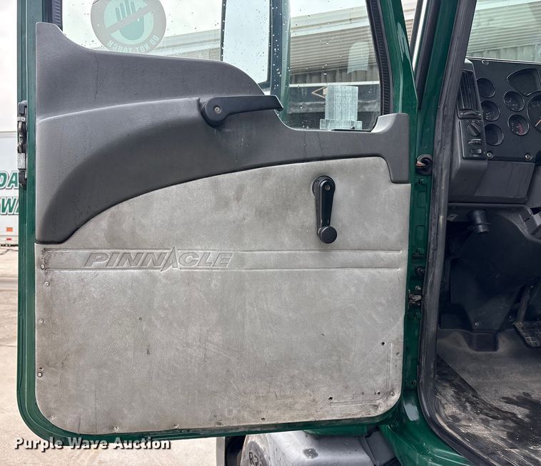 image for item FG1043 2013 Mack CXU613 semi truck