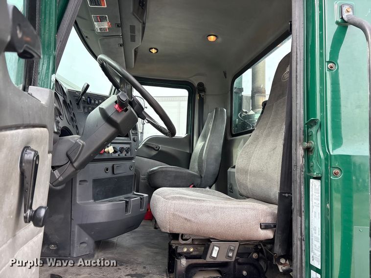 image for item FG1043 2013 Mack CXU613 semi truck