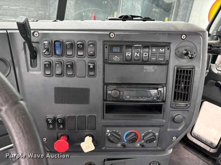 image for item FG1043 2013 Mack CXU613 semi truck