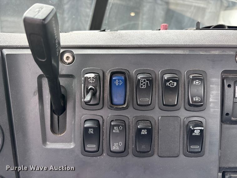 image for item FG1043 2013 Mack CXU613 semi truck