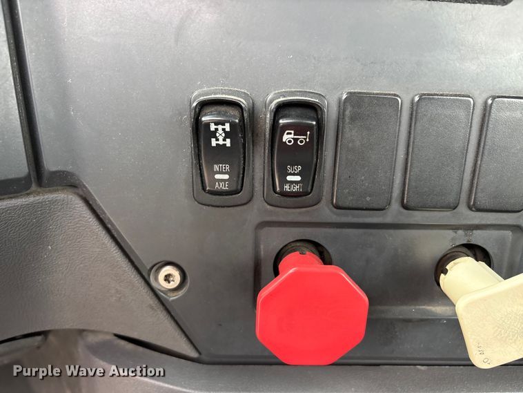 image for item FG1043 2013 Mack CXU613 semi truck