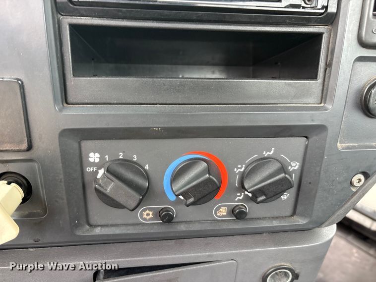 image for item FG1043 2013 Mack CXU613 semi truck