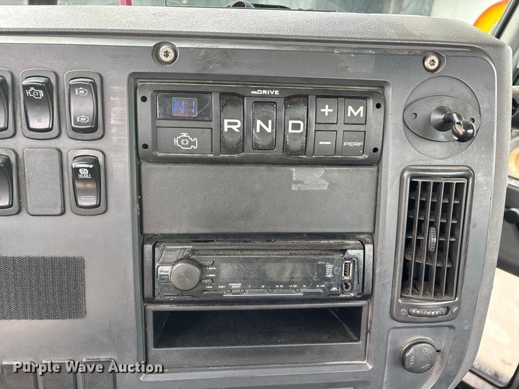 image for item FG1043 2013 Mack CXU613 semi truck