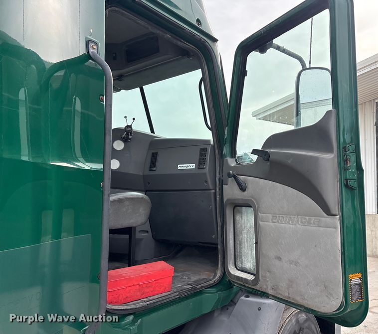 image for item FG1043 2013 Mack CXU613 semi truck