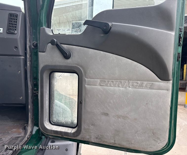 image for item FG1043 2013 Mack CXU613 semi truck