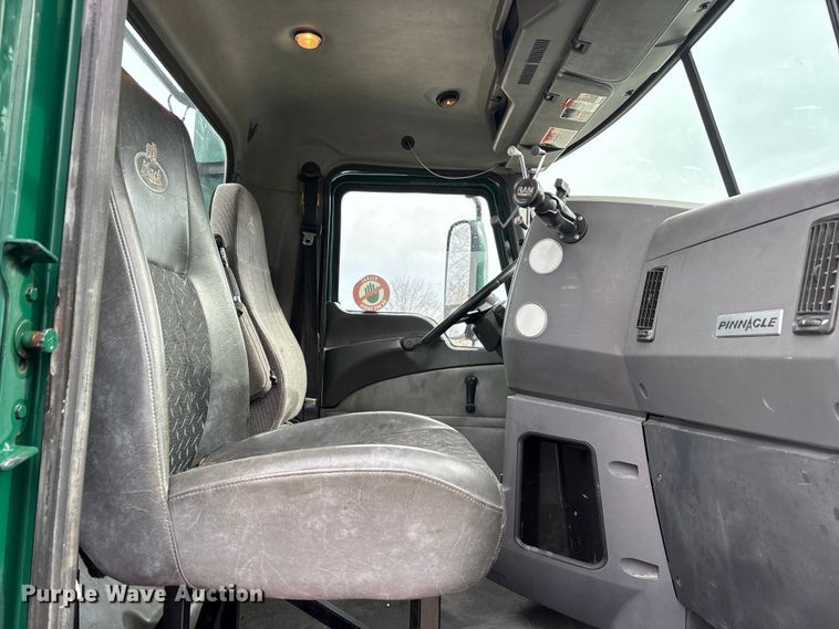 image for item FG1043 2013 Mack CXU613 semi truck