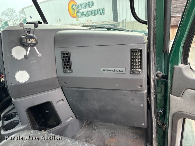 image for item FG1043 2013 Mack CXU613 semi truck