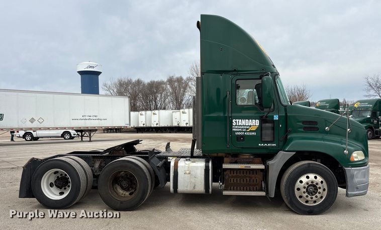 image for item FG1044 2016 Mack CXU613 semi truck