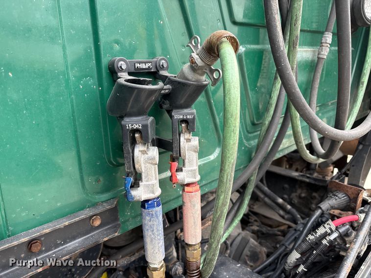 image for item FG1044 2016 Mack CXU613 semi truck