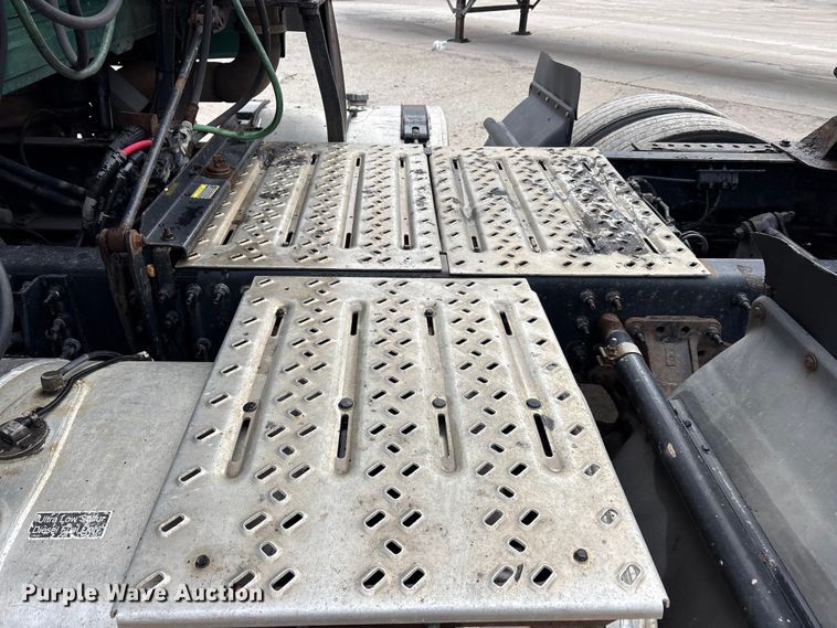 image for item FG1044 2016 Mack CXU613 semi truck