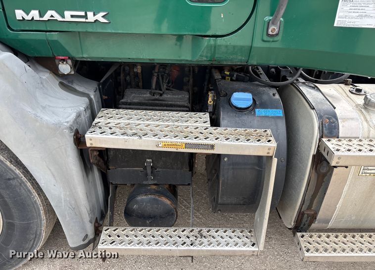 image for item FG1044 2016 Mack CXU613 semi truck